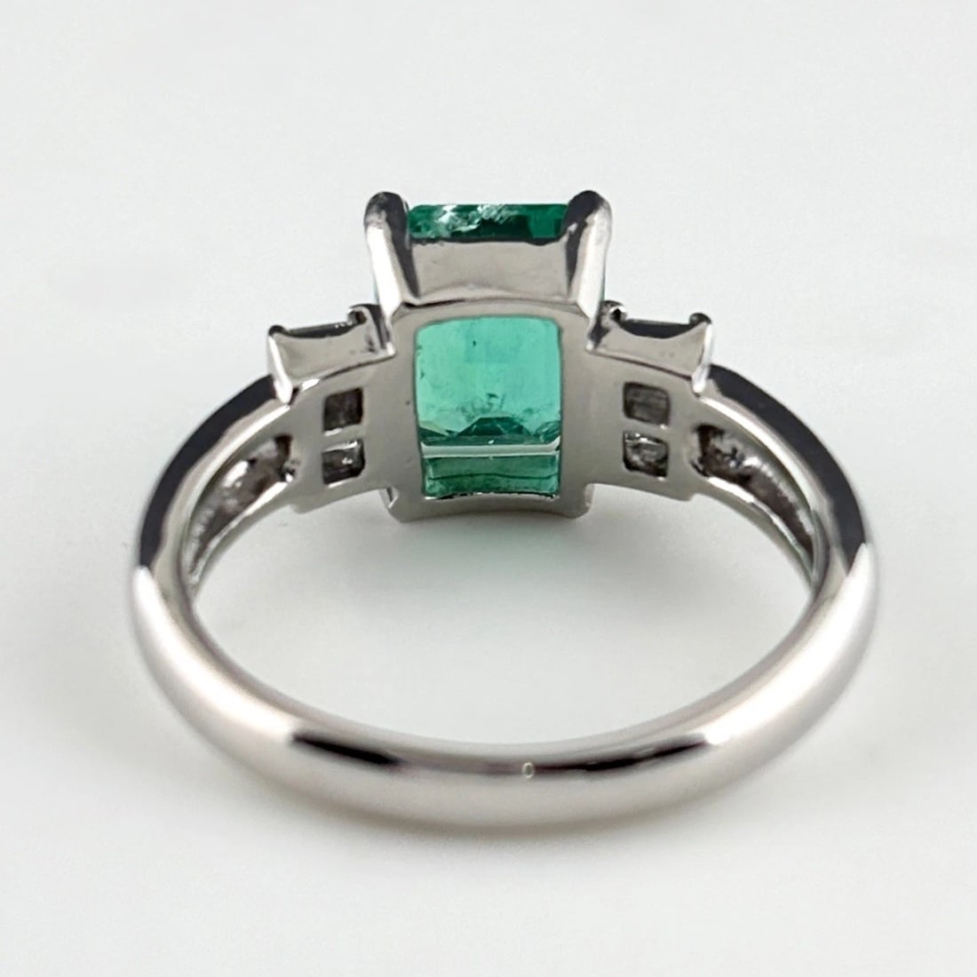 EMERALD DESIGN RING PLATINUM MELEE DIAMOND RING - 3