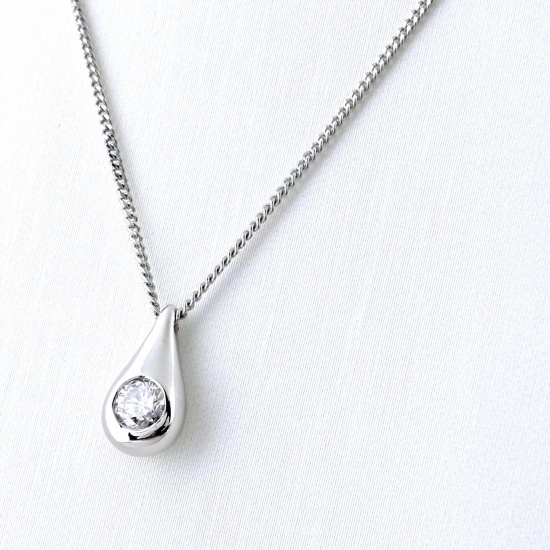 DIAMOND DESIGN NECKLACE PLATINUM PENDANT NECKLACE: Diamond Design Necklace Platinum Pendant Necklace Brand: Unbranded Type/Style: Necklace Material: Pt900, Main Stone Natural Color: None Size: 12.7x6.6mm(0.5") Accessories: None Accessories Notice: