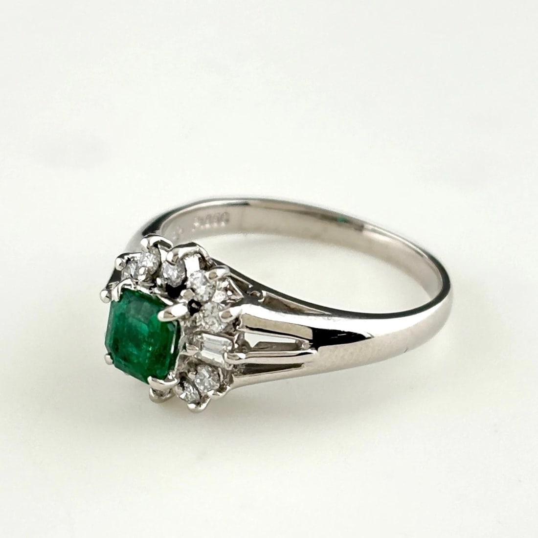 EMERALD DESIGN RING PLATINUM MELEE DIAMOND RING: Emerald Design Ring Platinum Melee Diamond Ring Brand: Unbranded Type/Style: Ring Material: Pt850, Main Stone Emerald /Secondary Stone:Natural Color: None Size: US4.5 to 5 Accessories: None