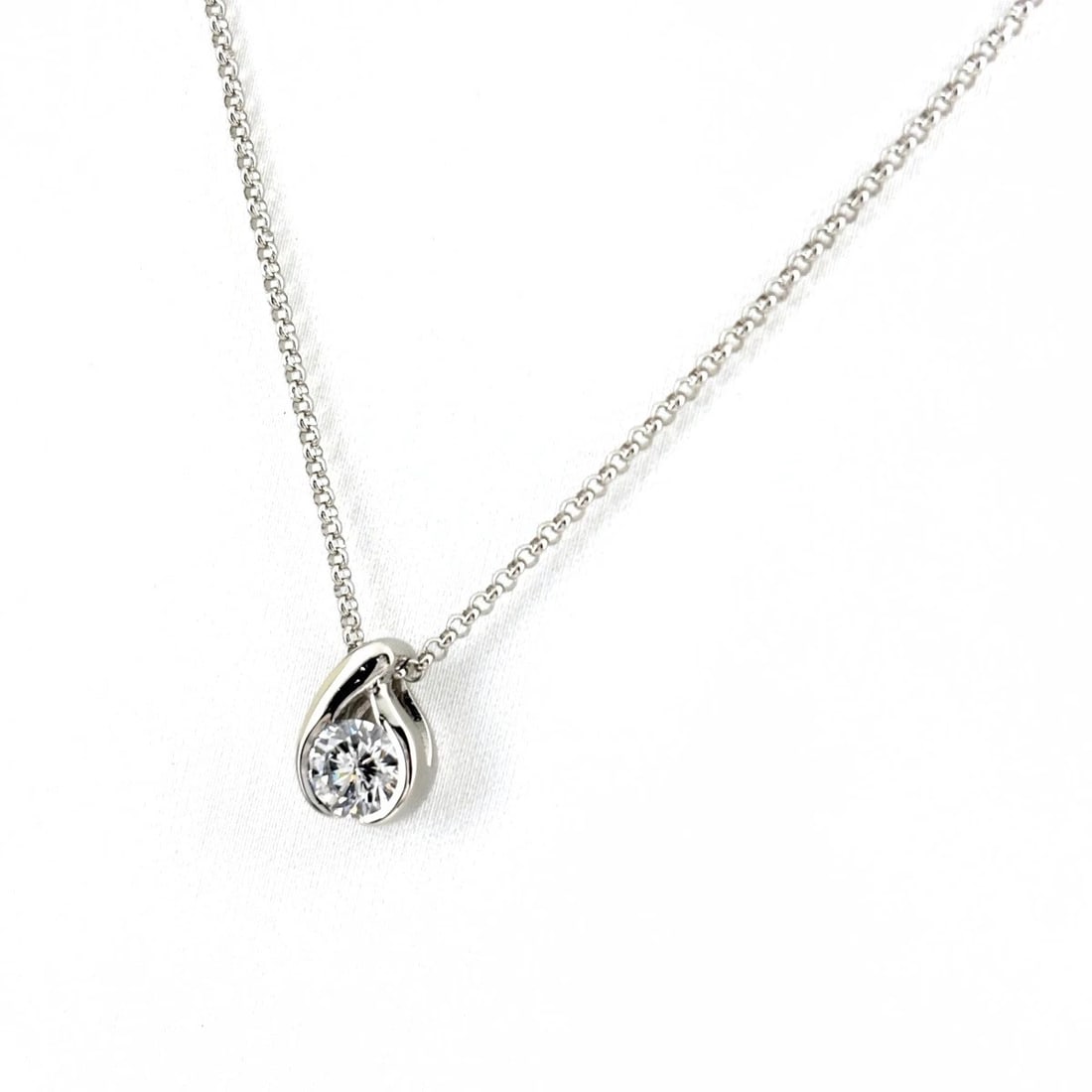 DIAMOND DESIGN NECKLACE PLATINUM PENDANT NECKLACE: Diamond Design Necklace Platinum Pendant Necklace Brand: Unbranded Type/Style: Necklace Material: Pt900, Main Stone Natural Color: None Size: 9.5x6.6mm(0.4") Accessories: None Accessories Notice: