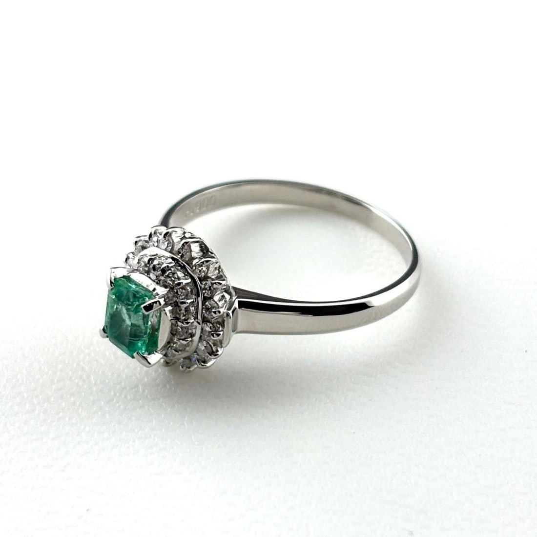 EMERALD DESIGN RING PLATINUM MELEE DIAMOND RING PT900: Emerald Design Ring Platinum Melee Diamond Ring Pt900 Brand: Unbranded Type/Style: Ring Material: Pt900, Main Stone Emerald /Secondary Stone:Natural Color: None Size: US7 to 7.5 Accessories: None