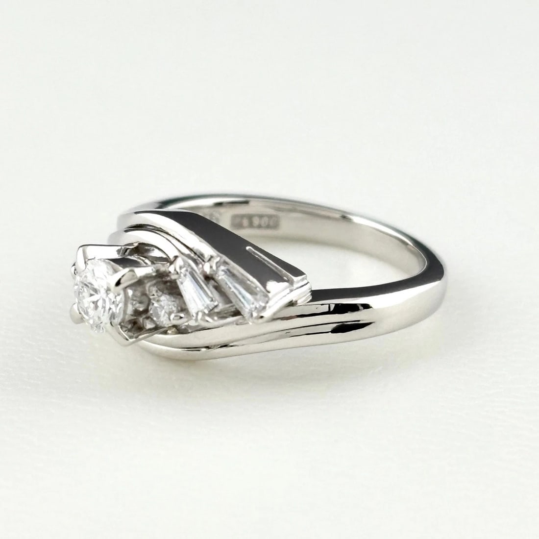 DIAMOND DESIGN RING PLATINUM MELEE DIAMOND RING