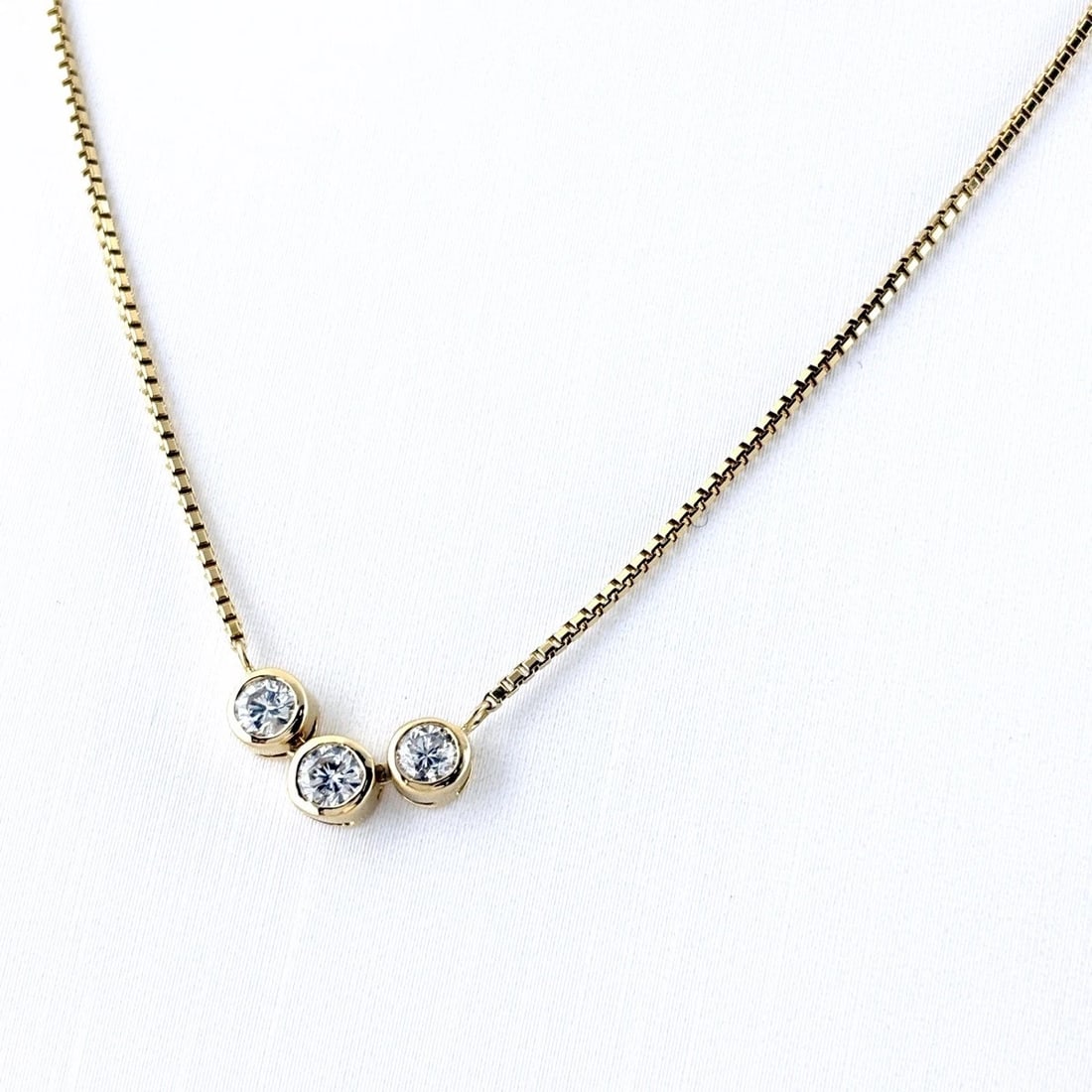 MELEE DIAMOND DESIGN NECKLACE YG PENDANT NECKLACE: Melee Diamond Design Necklace Yg Pendant Necklace Brand: Unbranded Type/Style: Necklace Material: 18K YG, Main Stone Natural Color: YG Size: 4.7x11.7mm(0.2") Accessories: None Accessories Notice: