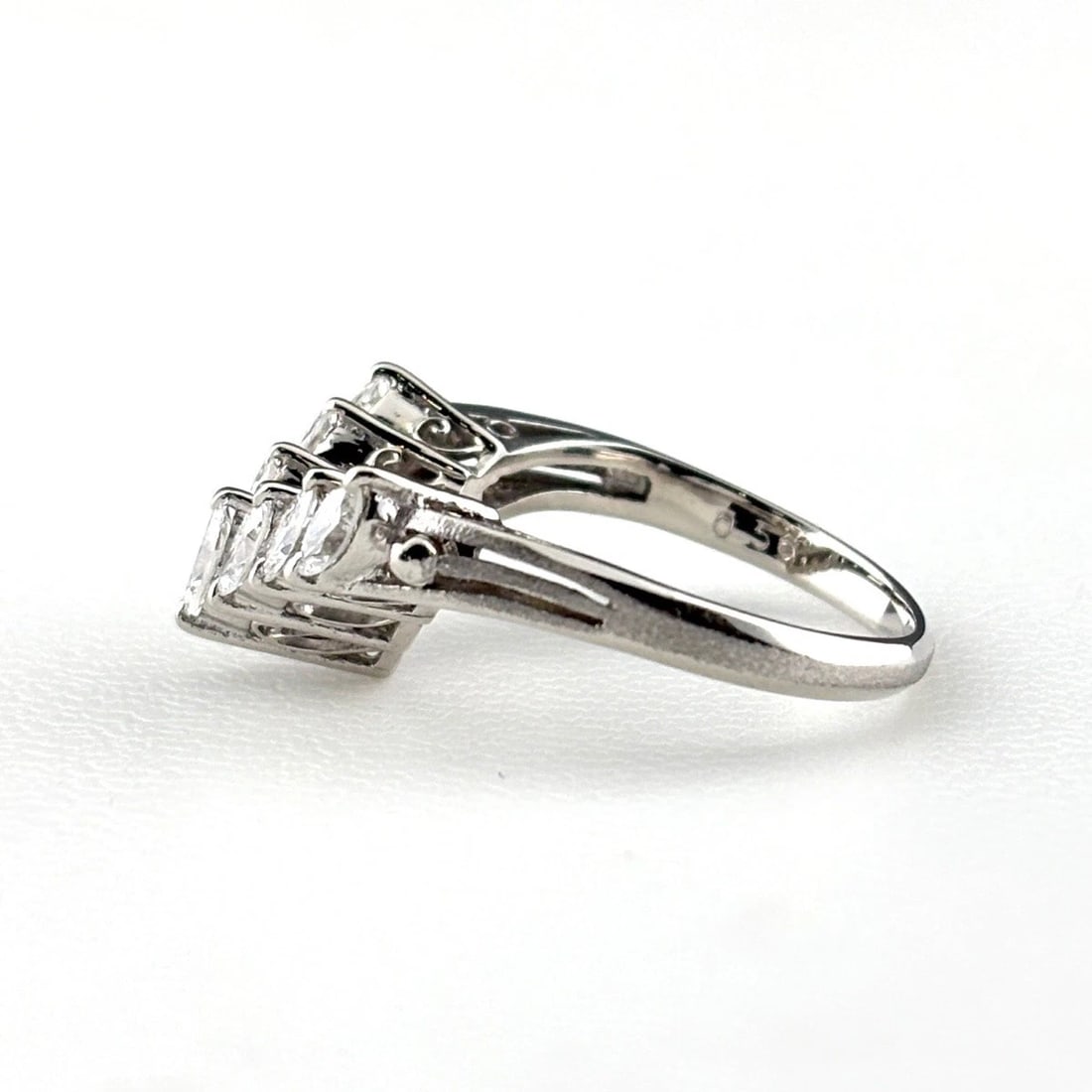 MELEE DIAMOND DESIGN RING PLATINUM RING PT900 DIAMOND: Melee Diamond Design Ring Platinum Ring Pt900 Diamond Brand: Unbranded Type/Style: Ring Material: Pt900, Main Stone Natural Color: None Size: US4.5 to 5 Accessories: None Accessories Notice: When
