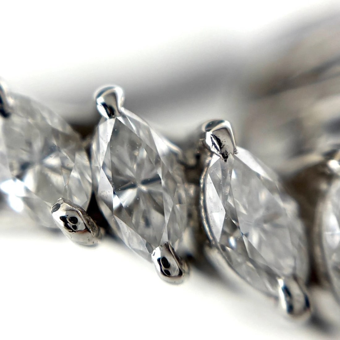 MELEE DIAMOND DESIGN RING PLATINUM RING PT900 DIAMOND: Melee Diamond Design Ring Platinum Ring Pt900 Diamond Brand: Unbranded Type/Style: Ring Material: Pt900, Main Stone Natural Color: None Size: US4.5 to 5 Accessories: None Accessories Notice: When