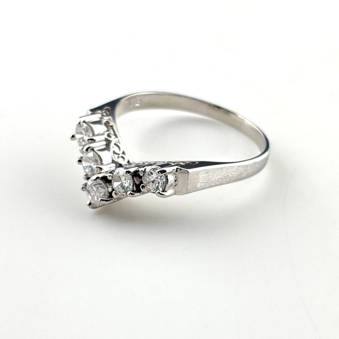 MELEE DIAMOND DESIGN RING PLATINUM RING PT850 DIAMOND: Melee Diamond Design Ring Platinum Ring Pt850 Diamond Brand: Unbranded Type/Style: Ring Material: Pt850, Main Stone Natural Color: None Size: US7.5 to 8 Accessories: None Accessories Notice: When