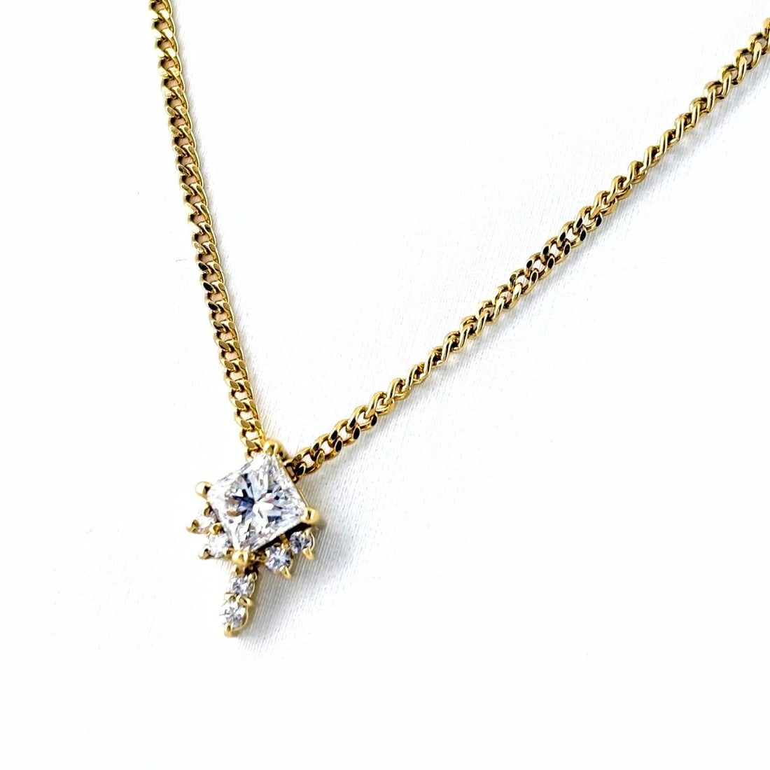 DIAMOND PENDANT HEAD YG PENDANT MELEE DIAMOND NECKLACE: Diamond Pendant Head Yg Pendant Melee Diamond Necklace Brand: Unbranded Type/Style: Necklace Material: 18K YG, Main Stone Natural Color: YG Size: 11.1x7.3mm(0.4") Accessories: None Accessories