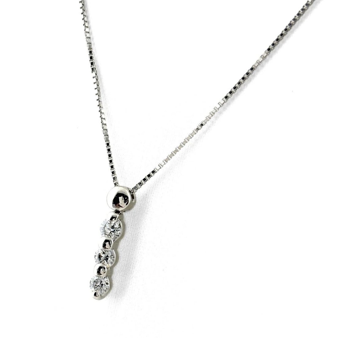 MELEE DIAMOND DESIGN NECKLACE PLATINUM PENDANT NECKLACE: Melee Diamond Design Necklace Platinum Pendant Necklace Brand: Unbranded Type/Style: Necklace Material: Pt900, Main Stone Natural Color: None Size: 15.9x3.5mm(0.6") Accessories: None Accessories