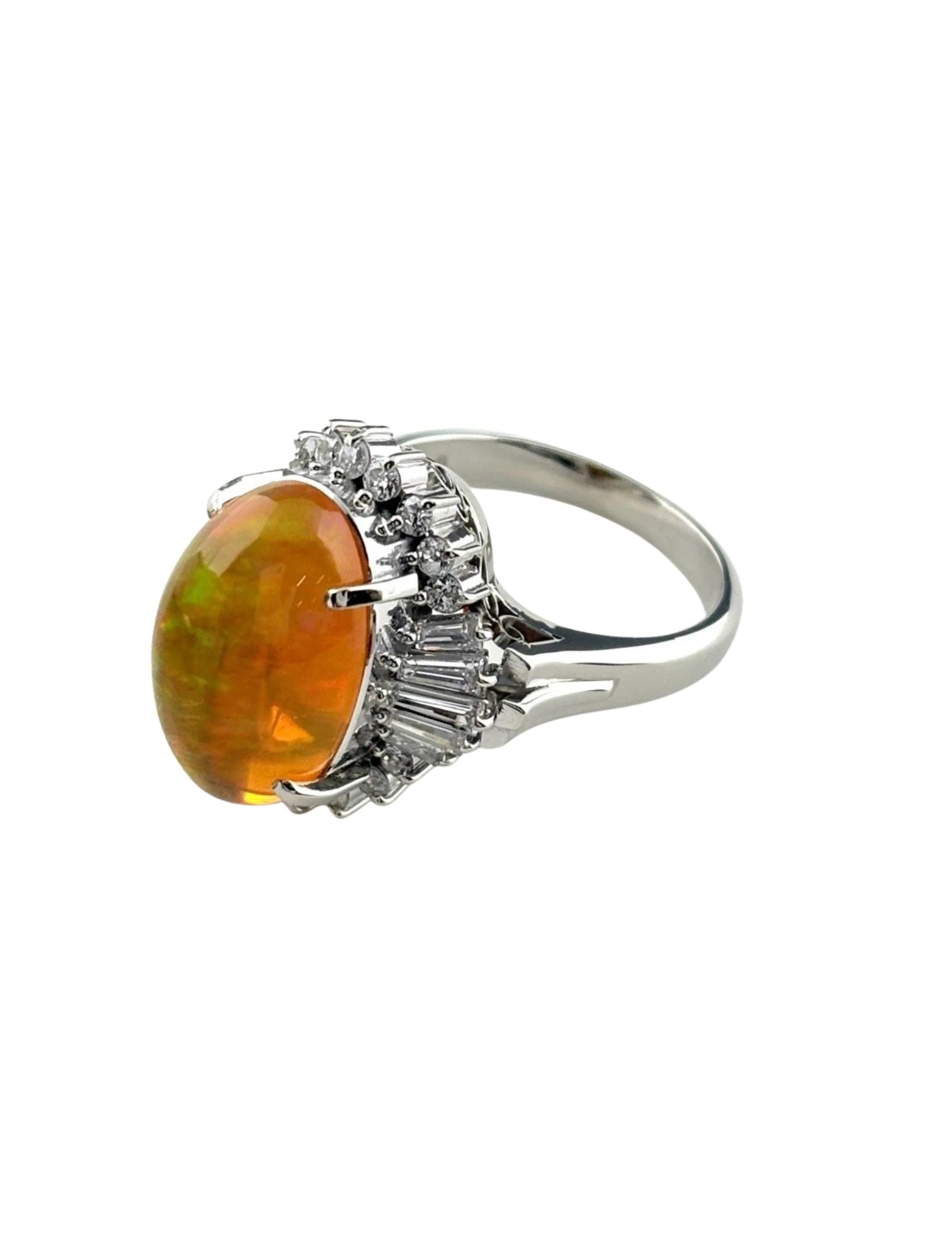 FIRE OPAL DESIGN RING PLATINUM MELEE DIAMOND RING PT900: Fire Opal Design Ring Platinum Melee Diamond Ring Pt900 Brand: Outlet Type/Style: Material: Pt900, Main Stone Opal /Secondary Stone:Natural Color: None Size: US5.5 to 6 Accessories: None A