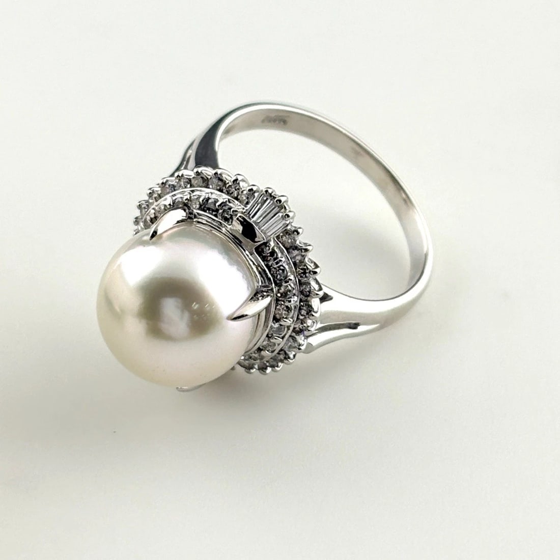 PEARL DESIGN RING PLATINUM MELEE DIAMOND PEARL RING: Pearl Design Ring Platinum Melee Diamond Pearl Ring Brand: Unbranded Type/Style: Ring Material: Pt900, Main Stone Pearl /Secondary Stone:Natural Color: None Size: US5 to 5.5 Accessories: None