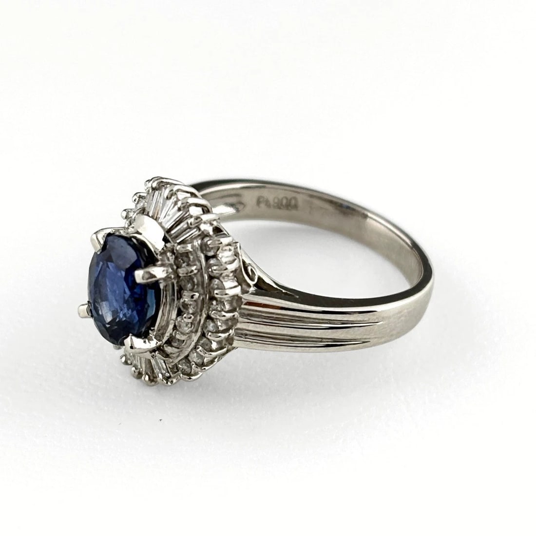 SAPPHIRE DESIGN RING PLATINUM MELEE DIAMOND RING: Sapphire Design Ring Platinum Melee Diamond Ring Brand: Unbranded Type/Style: Ring Material: Pt900, Main Stone Sapphire /Secondary Stone:Natural Color: None Size: US6.5 Accessories: None Accessories