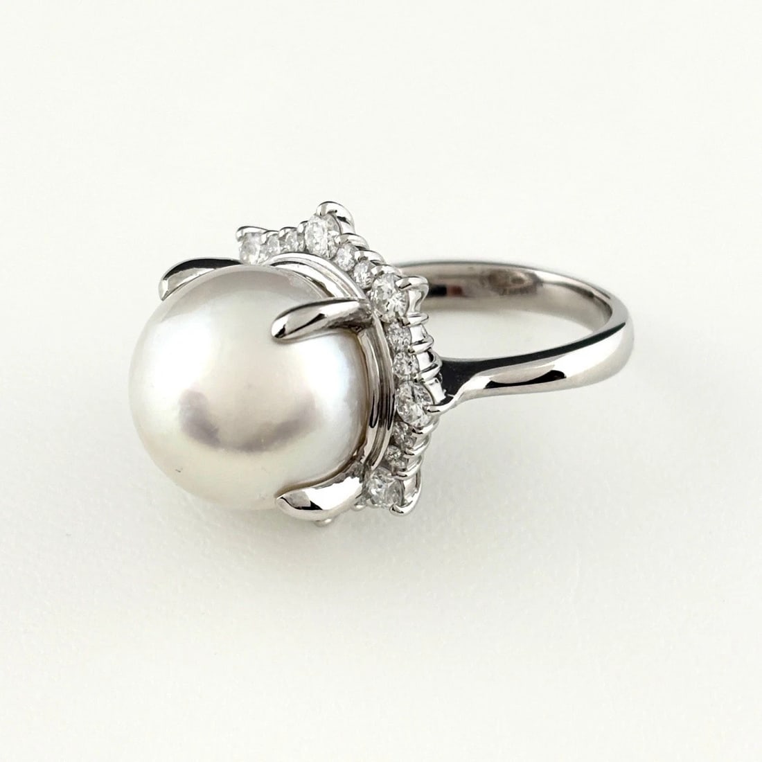 PEARL DESIGN RING PLATINUM MELEE DIAMOND PEARL RING: Pearl Design Ring Platinum Melee Diamond Pearl Ring Brand: Unbranded Type/Style: Ring Material: Pt900, Main Stone Pearl /Secondary Stone:Natural Color: None Size: US6.5 to 7 Accessories: None