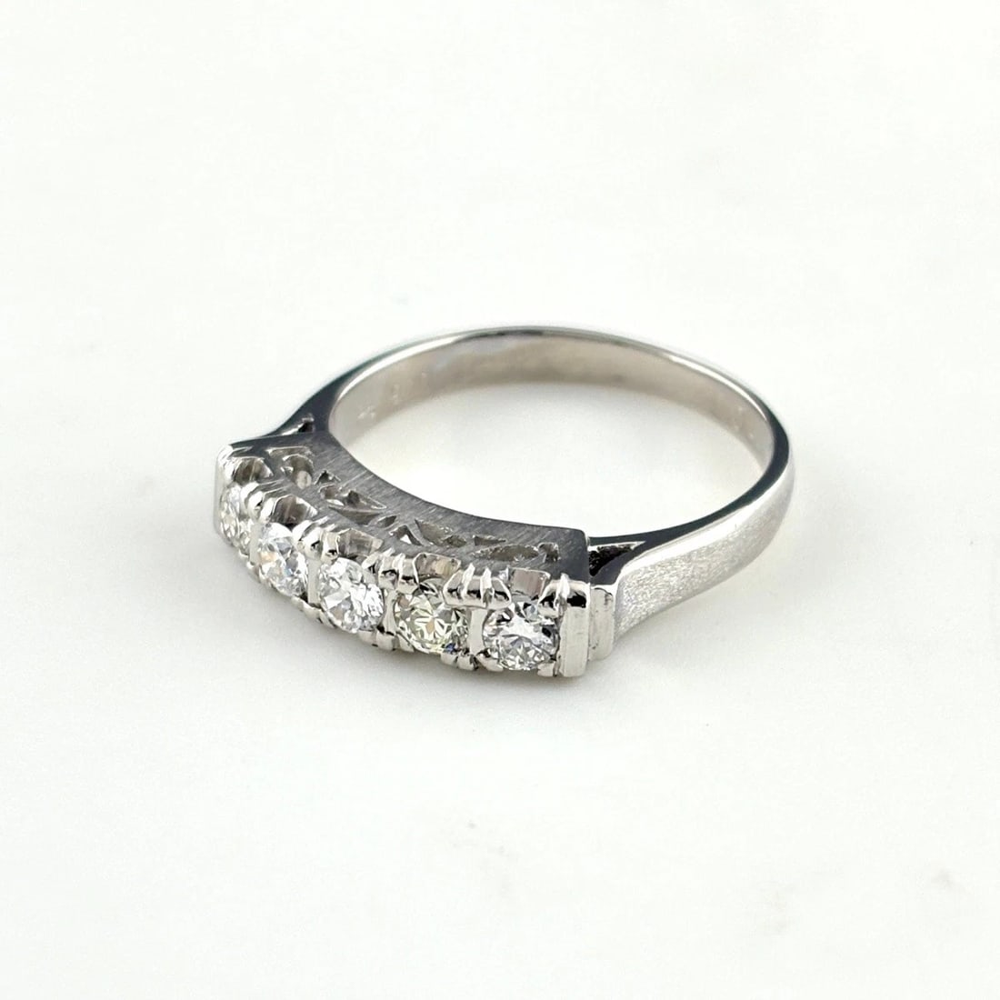 MELEE DIAMOND DESIGN RING PLATINUM RING PT900 DIAMOND: Melee Diamond Design Ring Platinum Ring Pt900 Diamond Brand: Outlet Type/Style: Ring Material: Pt900, Main Stone Natural Color: None Size: US6 Accessories: None Accessories Notice: When purchasing