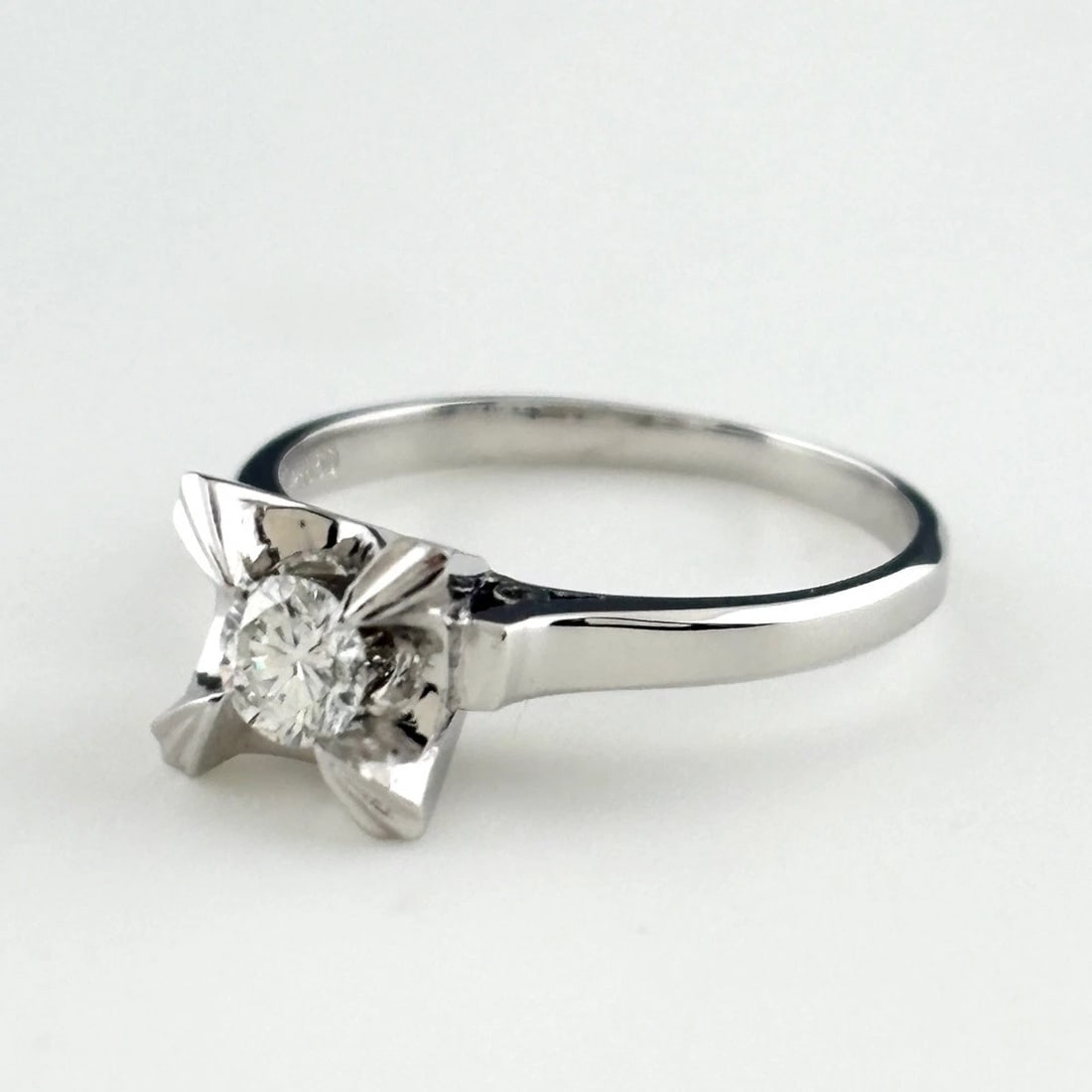 DIAMOND DESIGN RING PLATINUM RING PT850: Diamond Design Ring Platinum Ring Pt850 Brand: Unbranded Type/Style: Ring Material: Pt850, Main Stone Natural Color: None Size: US3.5 to 4 Accessories: None Accessories Notice: When purcha
