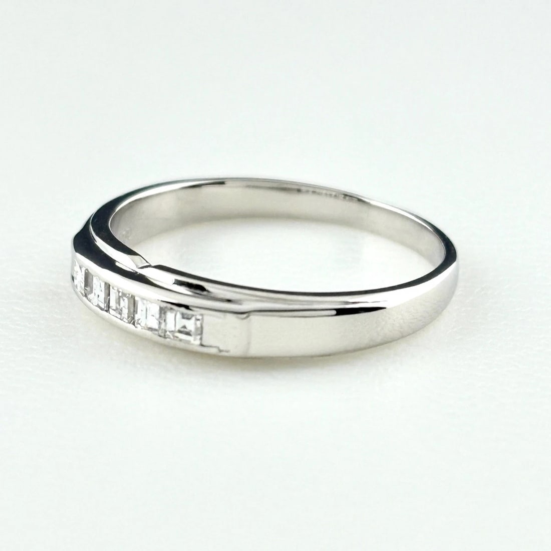 MELEE DIAMOND DESIGN RING PLATINUM RING PT900 DIAMOND: Melee Diamond Design Ring Platinum Ring Pt900 Diamond Brand: Unbranded Type/Style: Ring Material: Pt900, Main Stone Natural Color: None Size: US6 to 6.5 Accessories: None Accessories Notice: When
