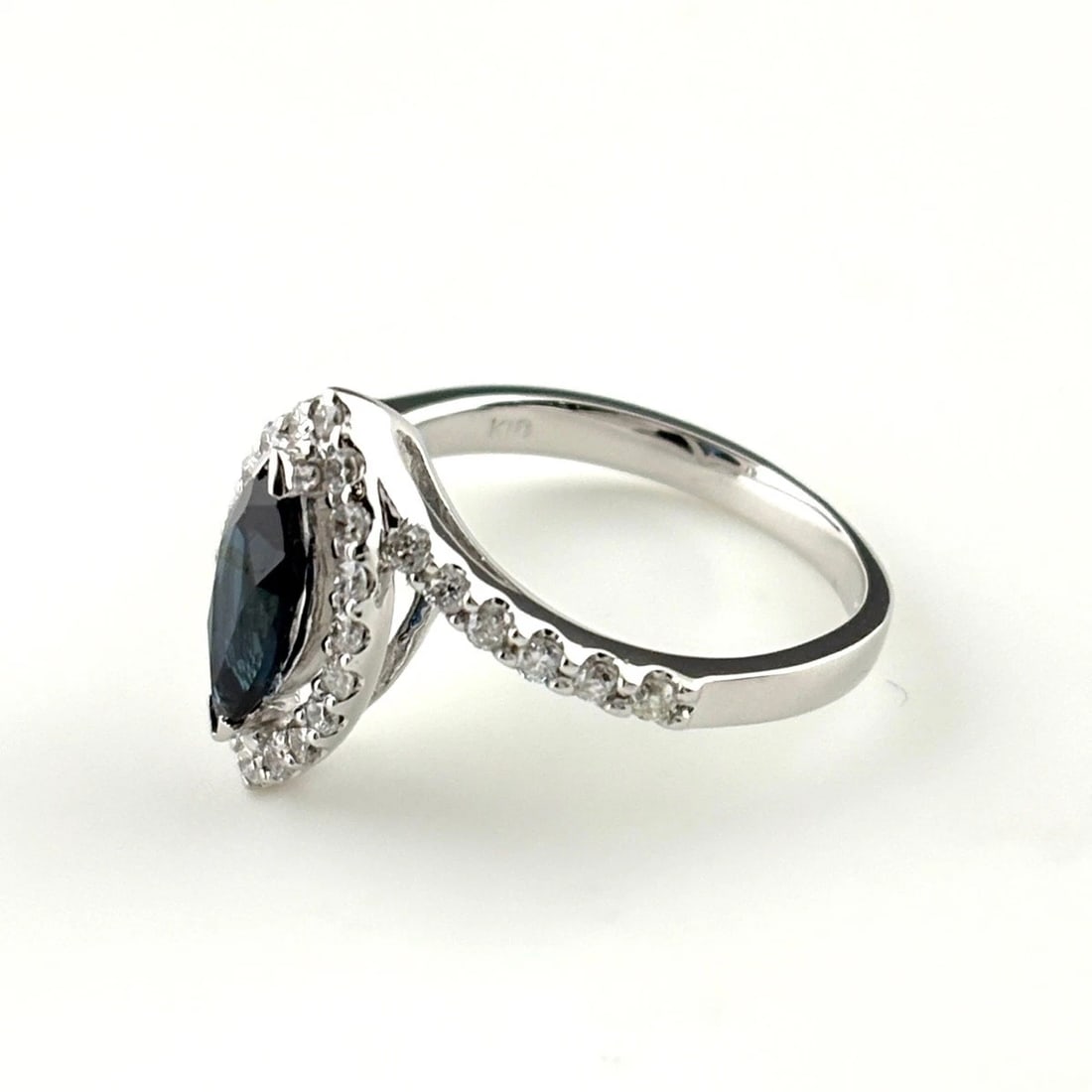 SAPPHIRE DESIGN RING MELEE DIAMOND RING 18K: Sapphire Design Ring Melee Diamond Ring 18K Brand: Unbranded Type/Style: Ring Material: 18K, Main Stone Sapphire /Secondary Stone:Natural Color: None Size: US5 to 5.5 Accessories: None Accessories