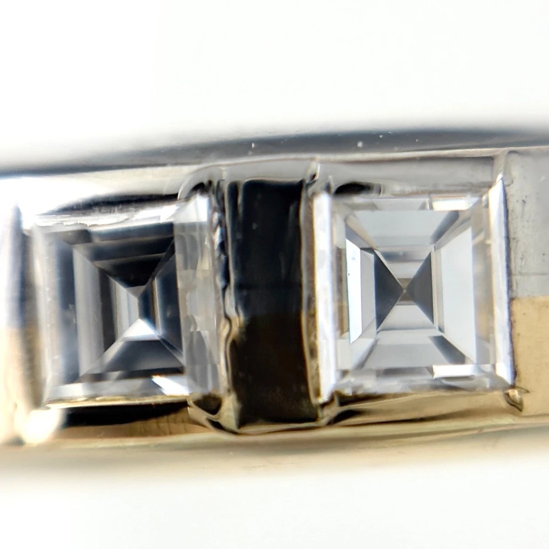 MELEE DIAMOND DESIGN RING YG PLATINUM RING: Melee Diamond Design Ring Yg Platinum Ring Brand: Unbranded Type/Style: Ring Material: 18K YG, Main Stone Natural Color: YG Size: US4 to 4.5 Accessories: None Accessories Notice: When purchasing