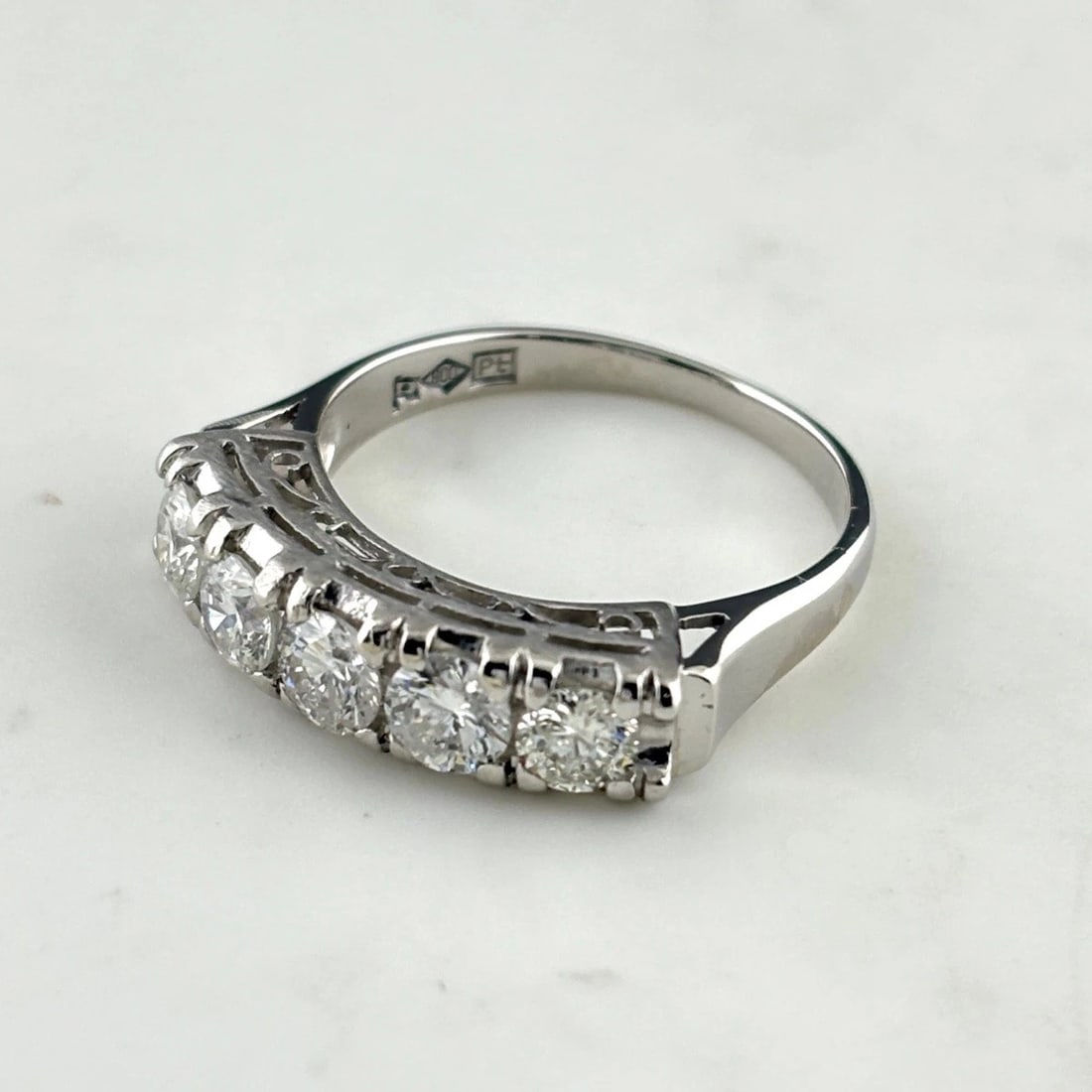 MELEE DIAMOND PLATINUM RING PT900 DIAMOND: Melee Diamond Platinum Ring Pt900 Diamond Brand: Unbranded Type/Style: Ring Material: Pt900, Main Stone Natural Color: None Size: US6.5 to 7 Accessories: None Accessories Notice: When purchasing