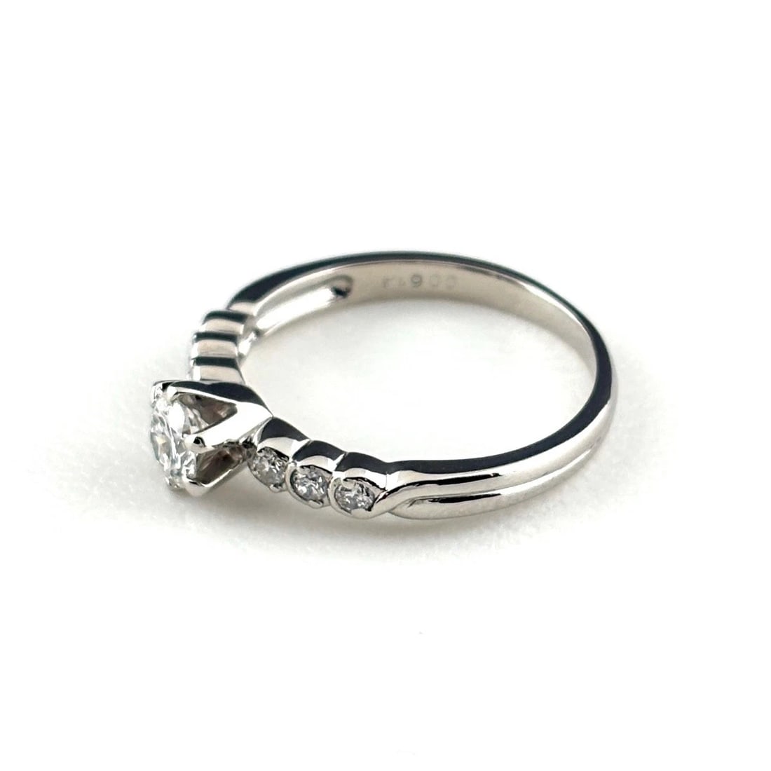 DIAMOND DESIGN RING PLATINUM MELEE DIAMOND RING PT900: Diamond Design Ring Platinum Melee Diamond Ring Pt900 Brand: Unbranded Type/Style: Ring Material: Pt900, Main Stone Natural Color: None Size: US5.5 Accessories: None Accessories Notice: When