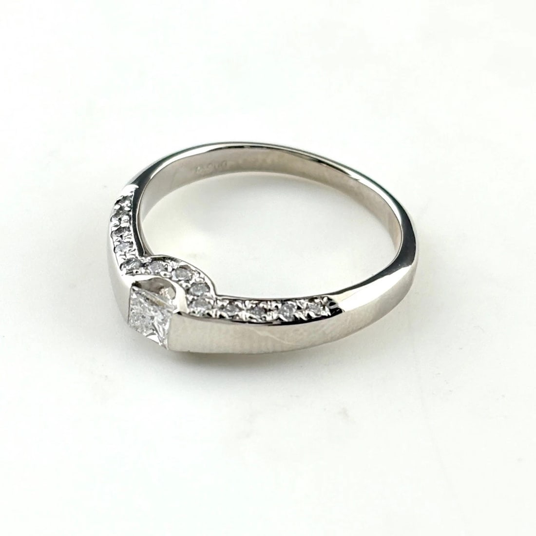 MELEE DIAMOND DESIGN RING PLATINUM RING PT900 DIAMOND: Melee Diamond Design Ring Platinum Ring Pt900 Diamond Brand: Unbranded Type/Style: Ring Material: Pt900, Main Stone Natural Color: None Size: US6.5 Accessories: None Accessories Notice: When