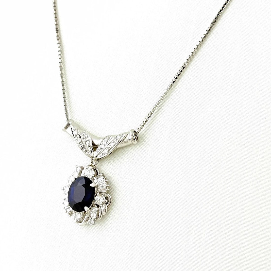 SAPPHIRE DESIGN NECKLACE PLATINUM PENDANT MELEE DIAMOND: Sapphire Design Necklace Platinum Pendant Melee Diamond Brand: Unbranded Type/Style: Necklace Material: Pt900, Main Stone Sapphire /Secondary Stone:Natural Color: None Size: 23.6x19.0mm(0.9")