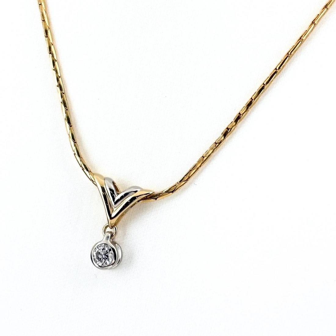 SOUTHERN CROSS DIAMOND NECKLACE YG PENDANT NECKLACE: Southern Cross Diamond Necklace Yg Pendant Necklace Brand: Southern Cross Type/Style: Necklace Material: 18K YG, Main Stone Natural Color: YG Size: 42.5cm(16.7") Accessories: None Accessories Notice: