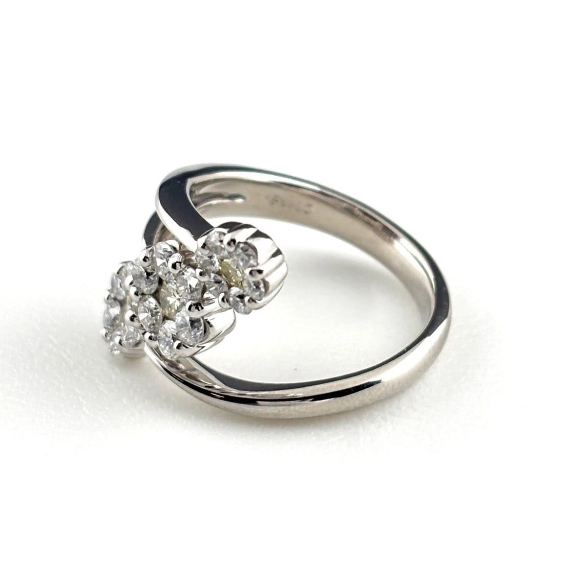 MELEE DIAMOND DESIGN RING PLATINUM RING PT900: Melee Diamond Design Ring Platinum Ring Pt900 Brand: Unbranded Type/Style: Ring Material: Pt900, Main Stone Natural Color: None Size: US6 to 6.5 Accessories: None Accessories Notice: When purchasing