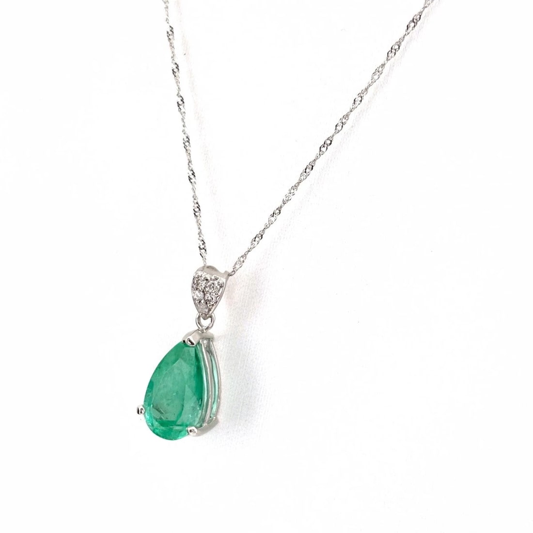EMERALD DESIGN NECKLACE PLATINUM PENDANT MELEE DIAMOND: Emerald Design Necklace Platinum Pendant Melee Diamond Brand: Unbranded Type/Style: Necklace Material: Pt950, Main Stone Emerald /Secondary Stone:Natural Color: None Size: 18.5x7.8mm(0.7")