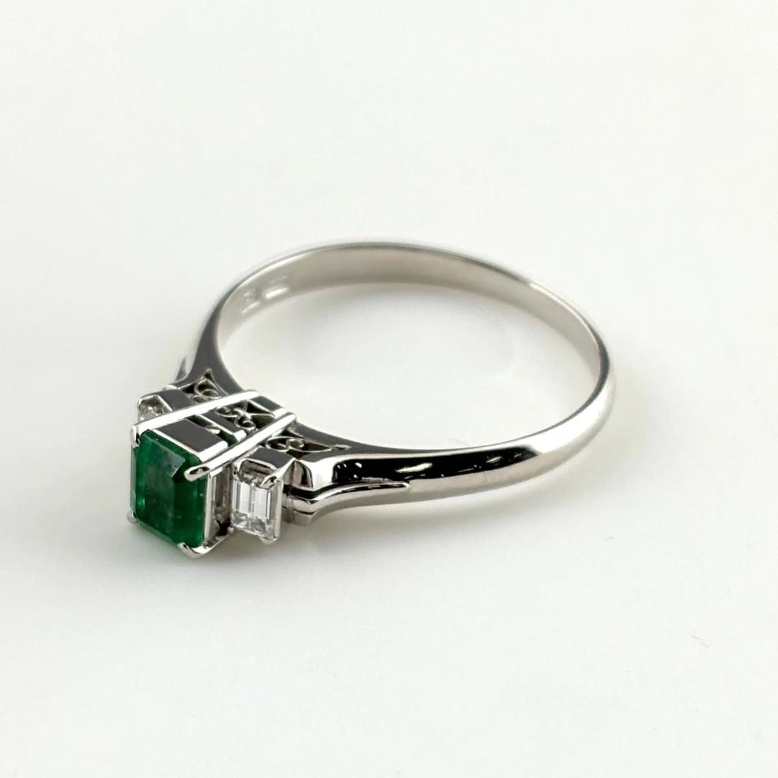 EMERALD DESIGN RING PLATINUM MELEE DIAMOND RING PT900: Emerald Design Ring Platinum Melee Diamond Ring Pt900 Brand: Unbranded Type/Style: Ring Material: Pt900, Main Stone Emerald /Secondary Stone:Natural Color: None Size: US7.5 to 8 Accessories: None
