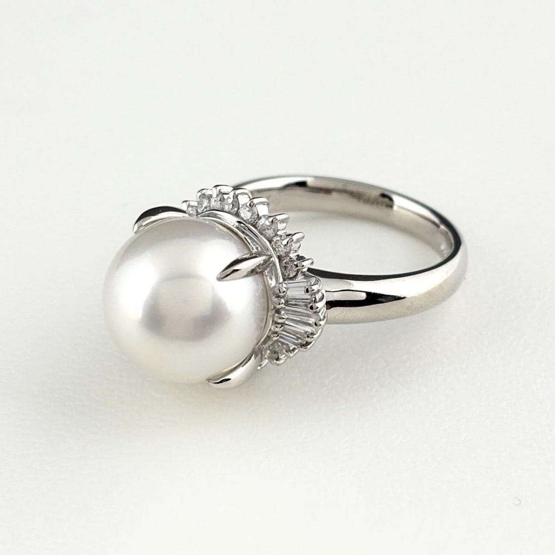PEARL DESIGN RING PLATINUM MELEE DIAMOND PEARL RING: Pearl Design Ring Platinum Melee Diamond Pearl Ring Brand: Unbranded Type/Style: Ring Material: Pt900, Main Stone Pearl /Secondary Stone:Natural Color: None Size: US5.5 to 6 Accessories: None