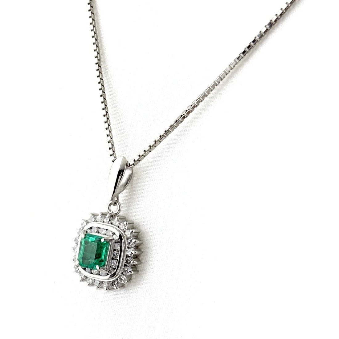 EMERALD DESIGN NECKLACE PLATINUM PENDANT MELEE DIAMOND: Emerald Design Necklace Platinum Pendant Melee Diamond Brand: Unbranded Type/Style: Necklace Material: Pt900, Main Stone Emerald /Secondary Stone:Natural Color: None Size: 21.4x12.1mm(0.8") Access
