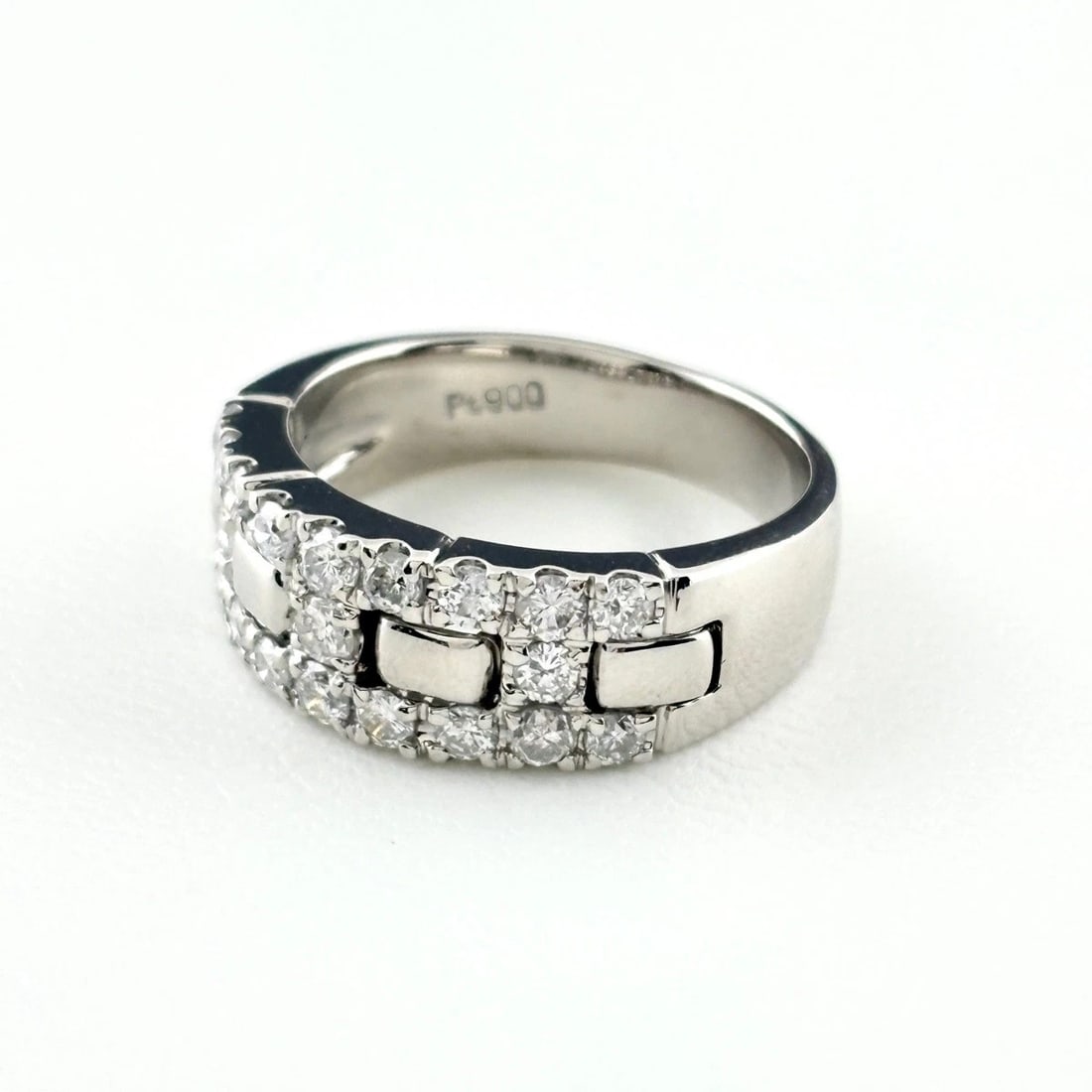 MELEE DIAMOND PLATINUM RING PT900 DIAMOND: Melee Diamond Platinum Ring Pt900 Diamond Brand: Unbranded Type/Style: Ring Material: Pt900, Main Stone Natural Color: None Size: US5.5 to 6 Accessories: None Accessories Notice: When purchasing