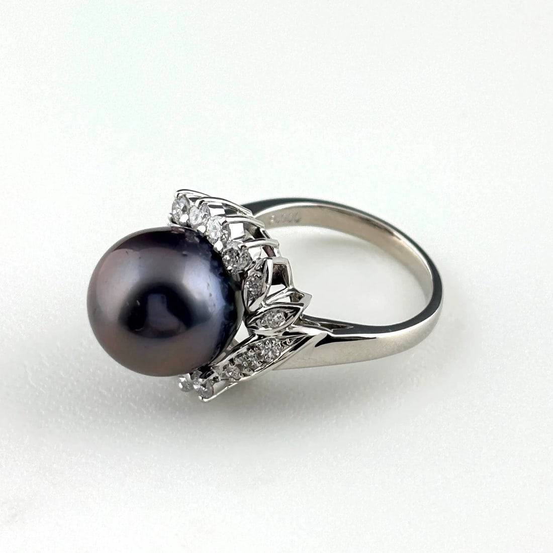 PEARL DESIGN RING PLATINUM MELEE DIAMOND RING PEARL RING: Pearl Design Ring Platinum Melee Diamond Ring Pearl Ring Brand: Unbranded Type/Style: Ring Material: Pt900, Main Stone Pearl /Secondary Stone:Natural Color: None Size: US6 Accessories: None