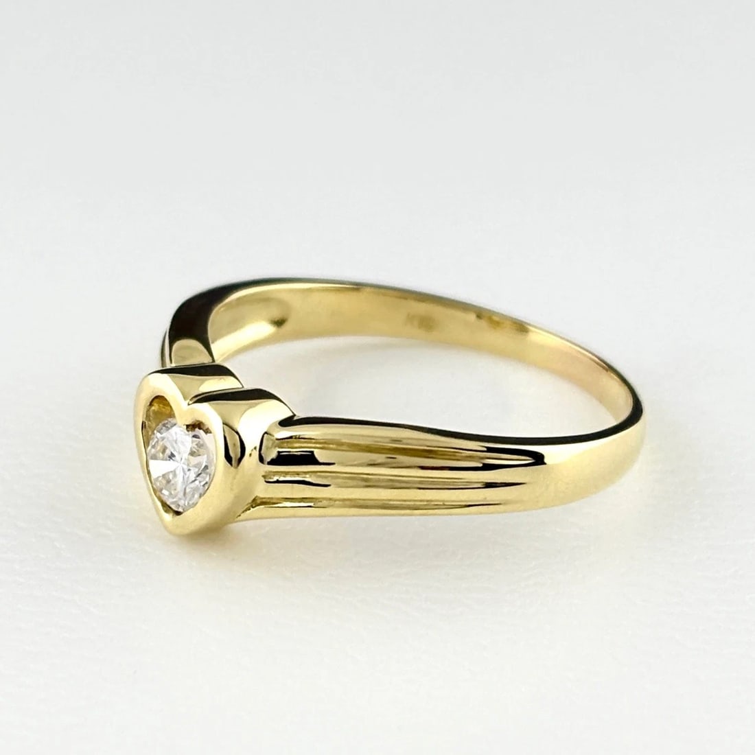 HEART MOTIF DESIGN RING YG DIAMOND RING 18K: Heart Motif Design Ring Yg Diamond Ring 18K Brand: Unbranded Type/Style: Ring Material: 18K YG, Main Stone Natural Color: YG Size: US7 to 7.5 Accessories: None Accessories Notice: When pur