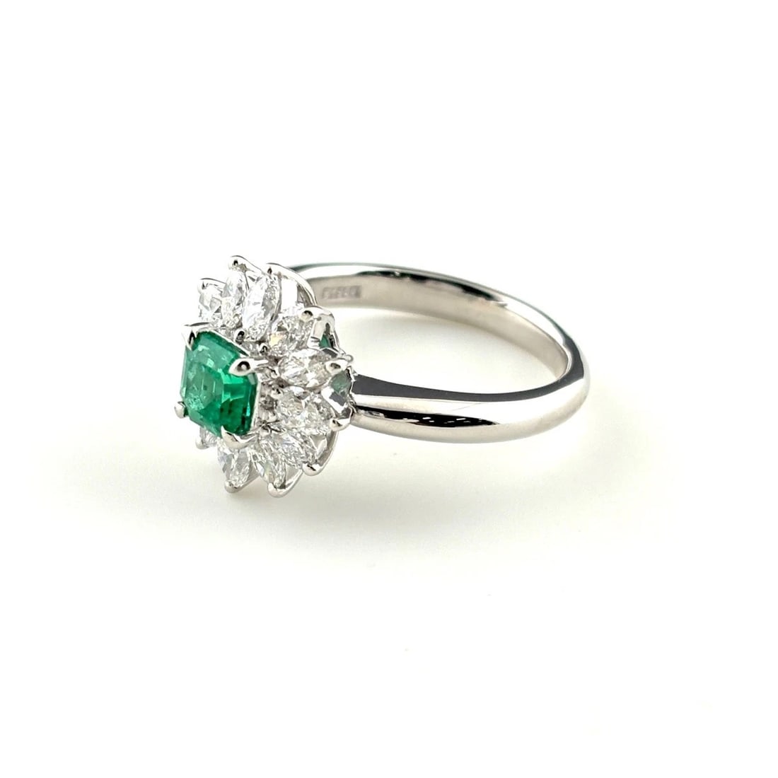 EMERALD DESIGN RING PLATINUM MELEE DIAMOND RING: Emerald Design Ring Platinum Melee Diamond Ring Brand: Unbranded Type/Style: Ring Material: Pt900, Main Stone Emerald /Secondary Stone:Natural Color: None Size: US7 to 7.5 Accessories: None