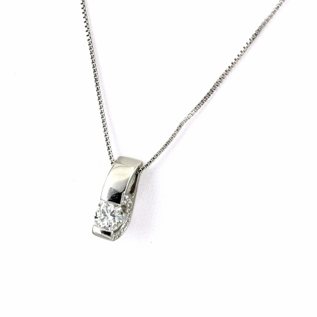 DIAMOND DESIGN NECKLACE PLATINUM PENDANT MELEE DIAMOND: Diamond Design Necklace Platinum Pendant Melee Diamond Brand: Unbranded Type/Style: Necklace Material: Pt900, Main Stone Natural Color: None Size: 12.3x4.6mm(0.5") Accessories: None Accessories