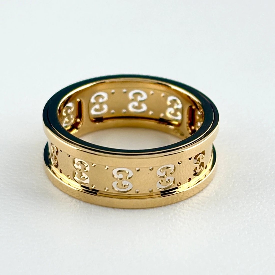 GUCCI ICON TWIRL RING YG RING 750: Gucci Icon Twirl Ring Yg Ring 750 Brand: GUCCI Type/Style: Ring Material: 750YG, Main Stone None Color: YG Size: US6.5 to 7 Accessories: None Accessories Notice: When purchasing pre-owned goods,