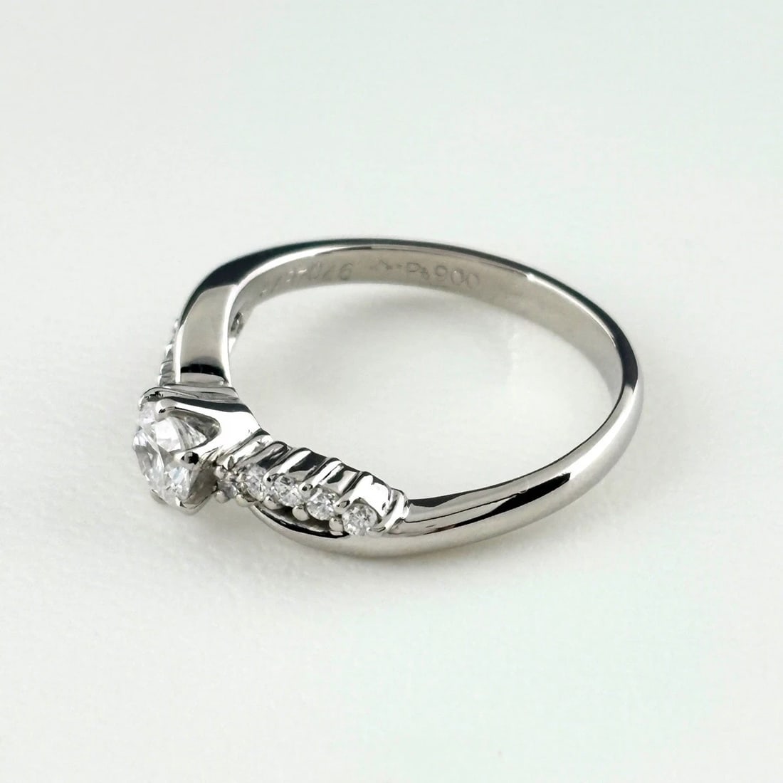 DIAMOND DESIGN RING PLATINUM MELEE DIAMOND RING PT900: Diamond Design Ring Platinum Melee Diamond Ring Pt900 Brand: Unbranded Type/Style: Ring Material: Pt900, Main Stone Natural Color: None Size: US6 Accessories: None Accessories Notice: When purchasing