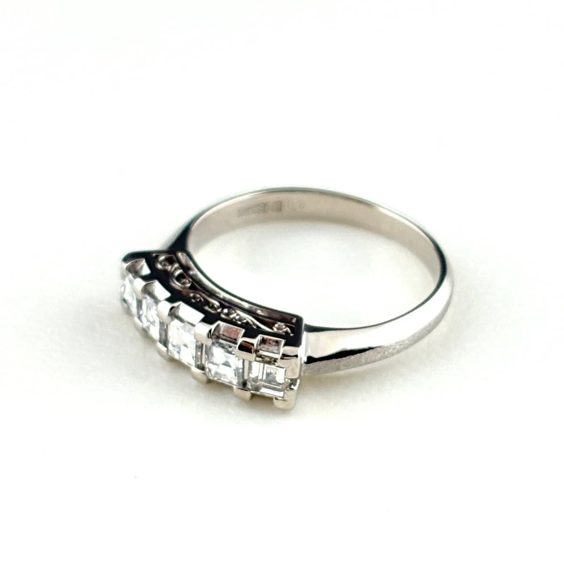 MELEE DIAMOND DESIGN RING PLATINUM RING PT900 DIAMOND: Melee Diamond Design Ring Platinum Ring Pt900 Diamond Brand: Unbranded Type/Style: Ring Material: Pt900, Main Stone Natural Color: None Size: US4 to 4.5 Accessories: None Accessories Notic