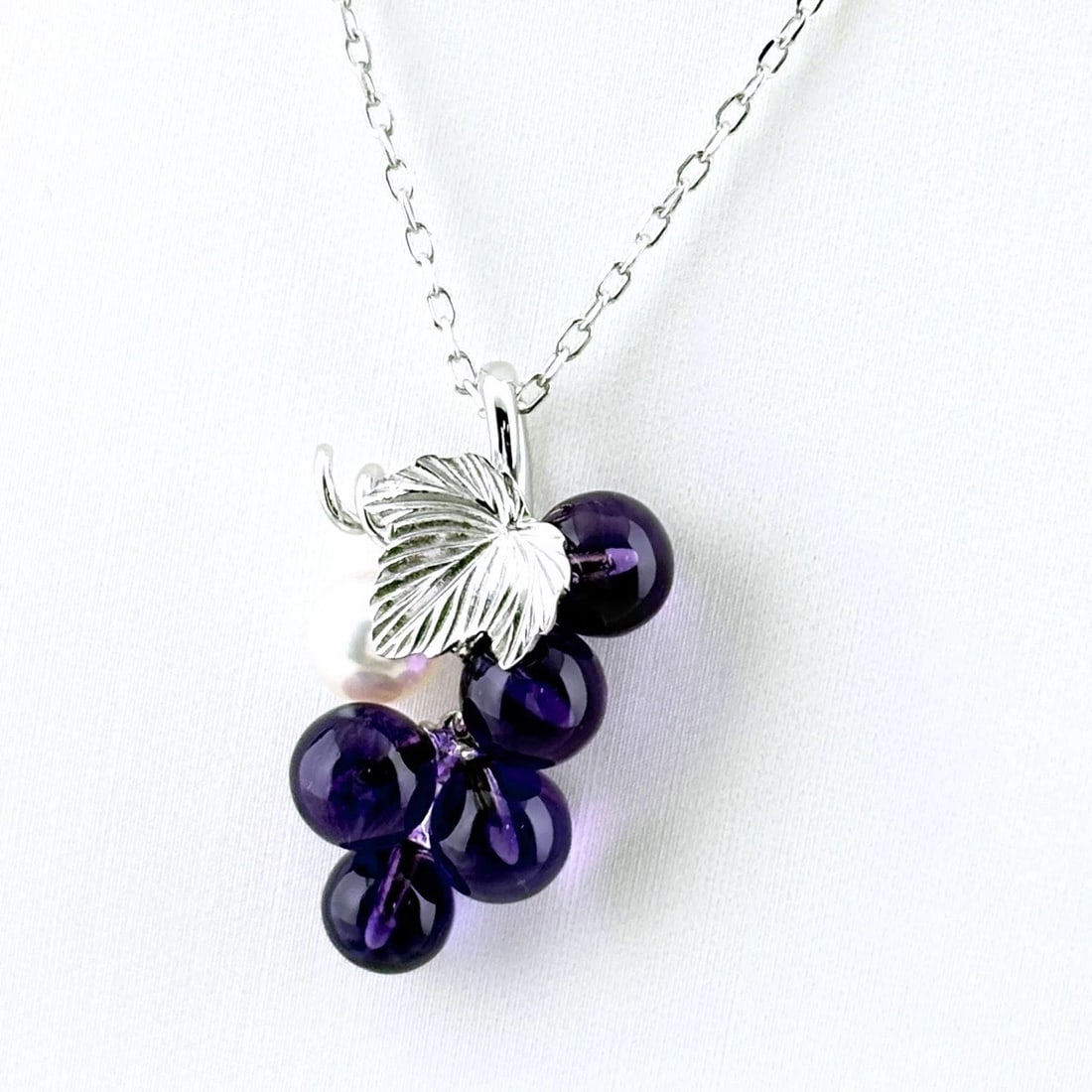 MIKIMOTO FRUIT MOTIF NECKLACE PEARL PENDANT NECKLACE: Mikimoto Fruit Motif Necklace Pearl Pendant Necklace Brand: MIKIMOTO Type/Style: Necklace Material: 18K, Main Stone Natural Color: None Size: 25.3x16.4mm(1.0") Accessories: None Accessories Notice: