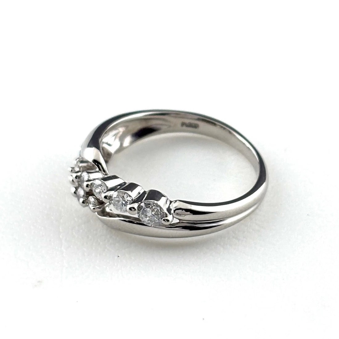 MELEE DIAMOND DESIGN RING PLATINUM RING PT900 DIAMOND: Melee Diamond Design Ring Platinum Ring Pt900 Diamond Brand: Unbranded Type/Style: Ring Material: Pt900, Main Stone Natural Color: None Size: US5.5 Accessories: None Accessories Notice: When