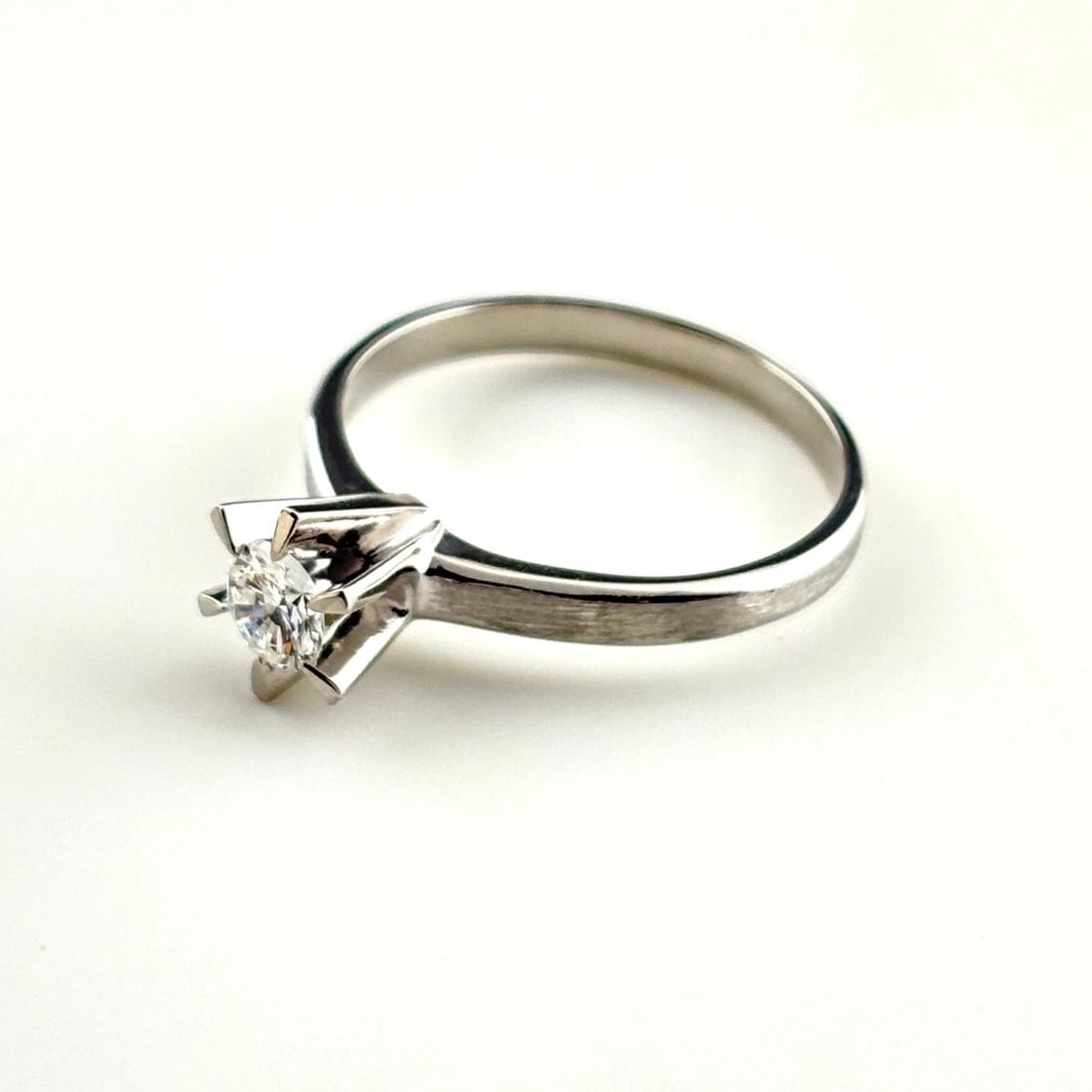 DIAMOND DESIGN RING PLATINUM RING PT900 DIAMOND: Diamond Design Ring Platinum Ring Pt900 Diamond Brand: Unbranded Type/Style: Ring Material: Pt900, Main Stone Natural Color: None Size: US7 to 7.5 Accessories: None Accessories Notice: When