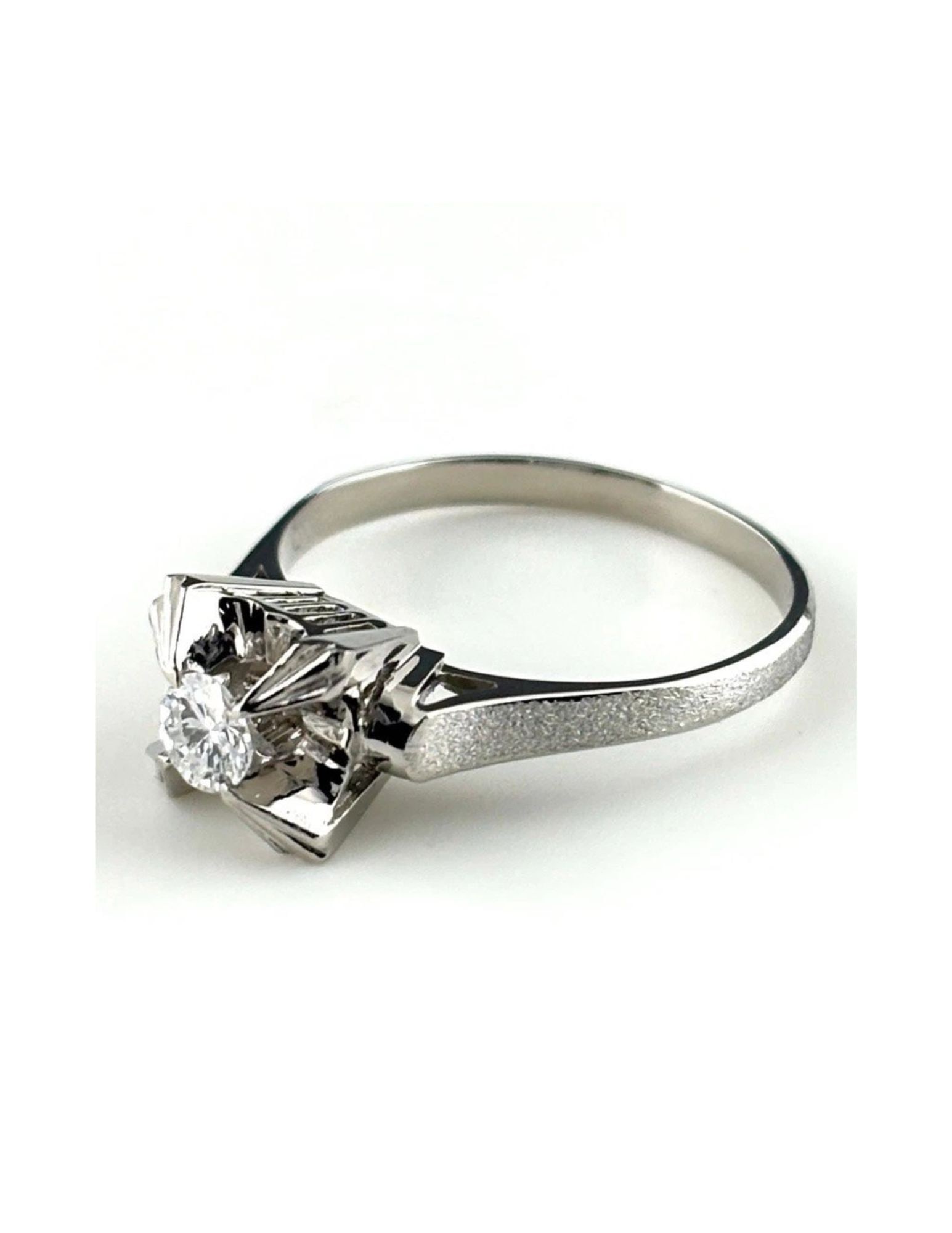 DIAMOND DESIGN RING PLATINUM RING PT900 DIAMOND: Diamond Design Ring Platinum Ring Pt900 Diamond Brand: Unbranded Type/Style: Ring Material: Pt900, Main Stone Natural Color: None Size: US6.5 to 7 Accessories: None Accessories Notice: When