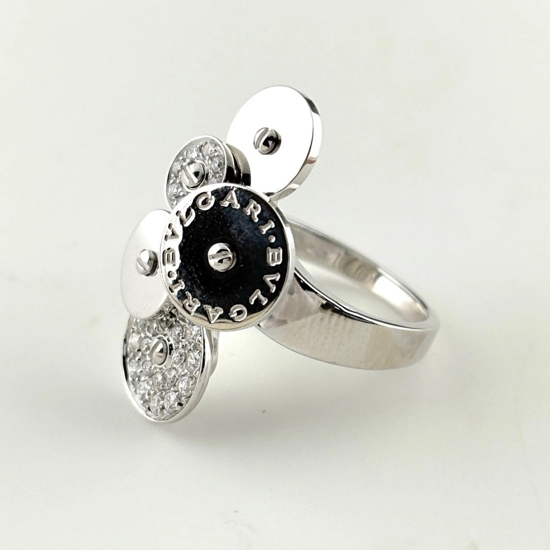 BVLGARI CHIKLADY RING MELEE DIAMOND RING 750: Bvlgari Chiklady Ring Melee Diamond Ring 750 Brand: BVLGARI Type/Style: Ring Material: 750, Main Stone Natural Color: None Size: US6.5 to 7 Accessories: None Accessories Notice: When purchasing