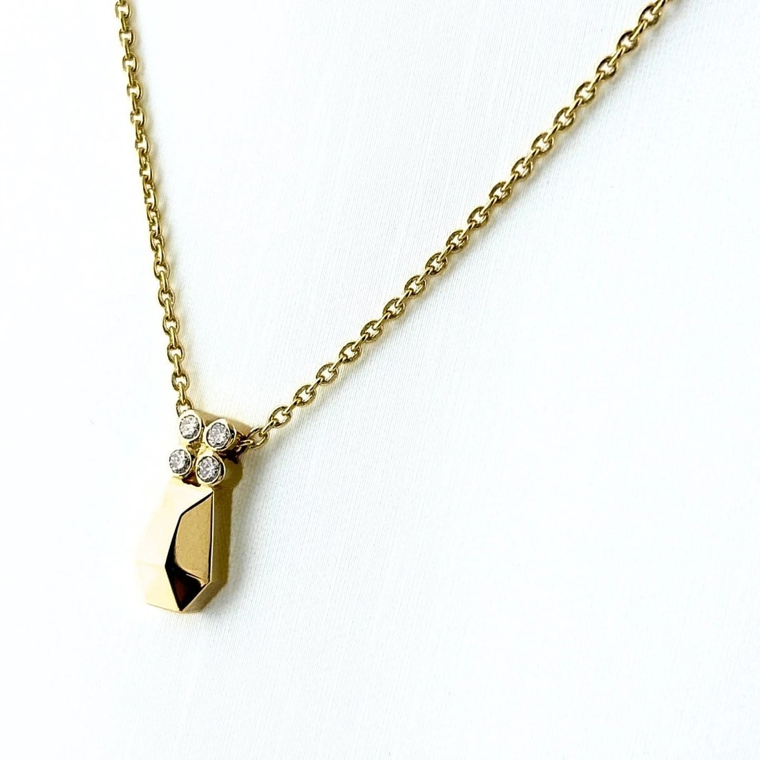 CHRISTIAN DIOR MELEE DIAMOND NECKLACE YG PENDANT: Christian Dior Melee Diamond Necklace Yg Pendant Brand: Christian Dior Type/Style: Necklace Material: 750 YG, Main Stone Natural Color: YG Size: 14.3x6.6mm(0.6") Accessories: None Accessories Notice: