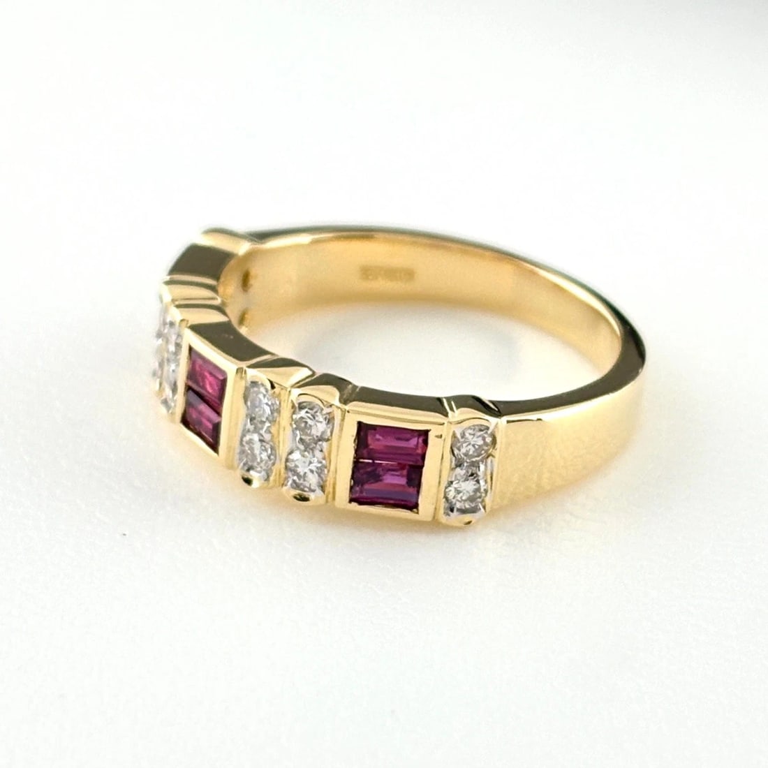 RUBY DESIGN RING YG RING MELEE DIAMOND RING: Ruby Design Ring Yg Ring Melee Diamond Ring Brand: Unbranded Type/Style: Ring Material: 18K 750 YG, Main Stone Ruby /Secondary Stone:Natural Color: YG Size: US6 to 6.5 Accessories: None Ac