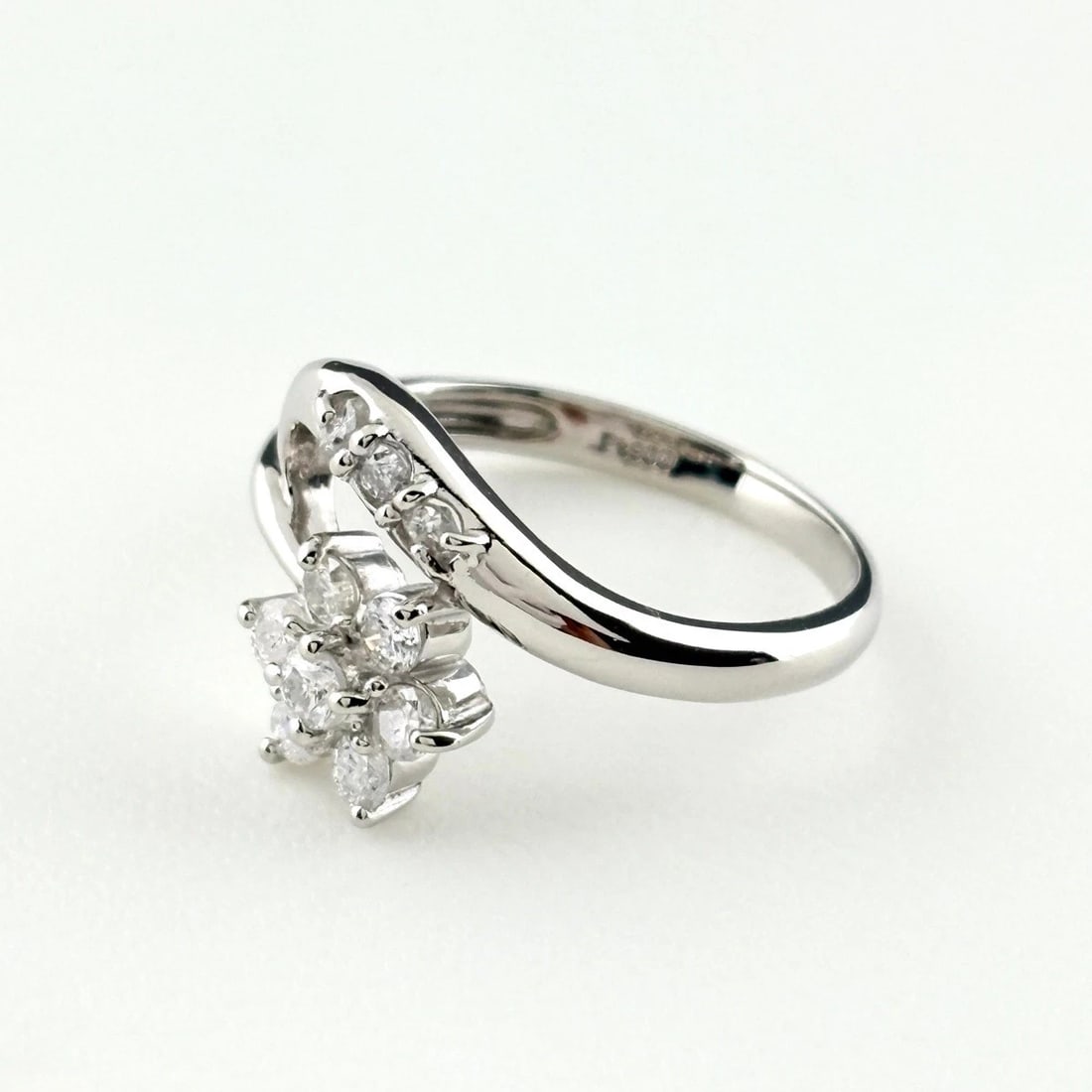MELEE DIAMOND DESIGN RING PLATINUM RING PT900 DIAMOND: Melee Diamond Design Ring Platinum Ring Pt900 Diamond Brand: Unbranded Type/Style: Ring Material: Pt900, Main Stone Natural Color: None Size: US6.5 to 7 Accessories: None Accessories Notice: When