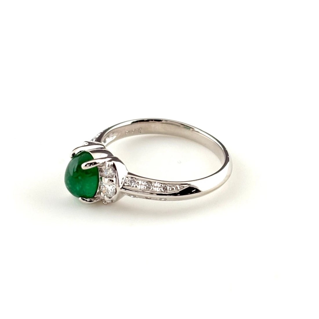 EMERALD DESIGN RING PLATINUM MELEE DIAMOND RING: Emerald Design Ring Platinum Melee Diamond Ring Brand: Unbranded Type/Style: Ring Material: Pt900, Main Stone Emerald /Secondary Stone:Natural Color: None Size: US6.5 Accessories: None Accessories