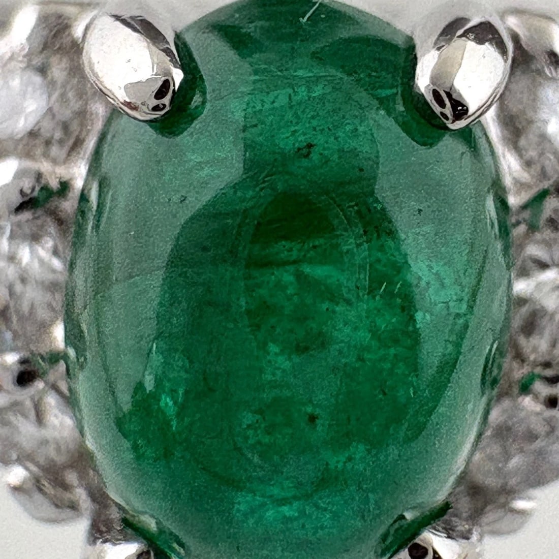 EMERALD DESIGN RING PLATINUM MELEE DIAMOND RING - 2