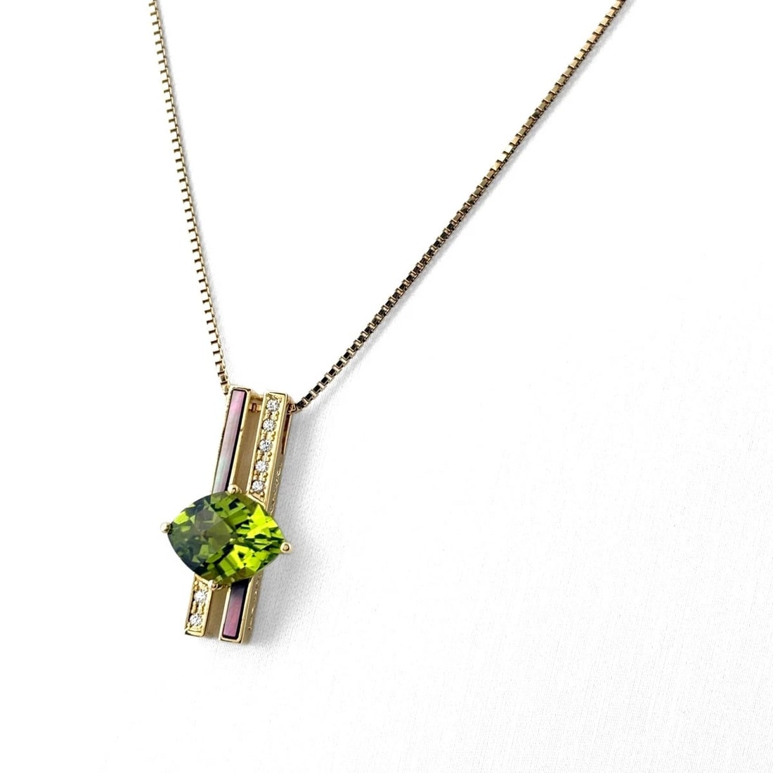 TASAKI PERIDOT PENDANT YG PENDANT MELEE DIAMOND: Tasaki Peridot Pendant Yg Pendant Melee Diamond Brand: TASAKI Type/Style: Necklace Material: 18K YG, Main Stone Natural Color: YG Size: 24.9x13.4mm(1.0") Accessories: None Accessories Notice: When
